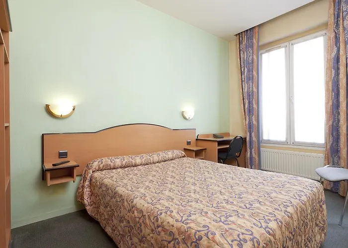 Hotel Ferney République Parigi